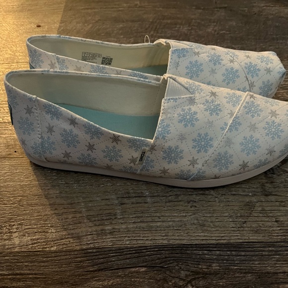 NWT- TOMS alpargata white microsuede slip on loafers w/blue & silver snowflakes - Picture 2 of 8